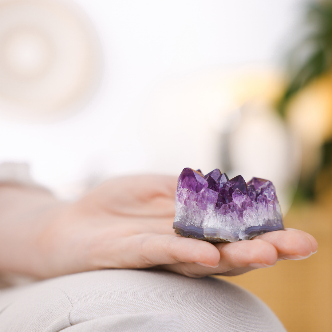comment-purifier-une-améthyste-main-tenant-cristal-violet-brut